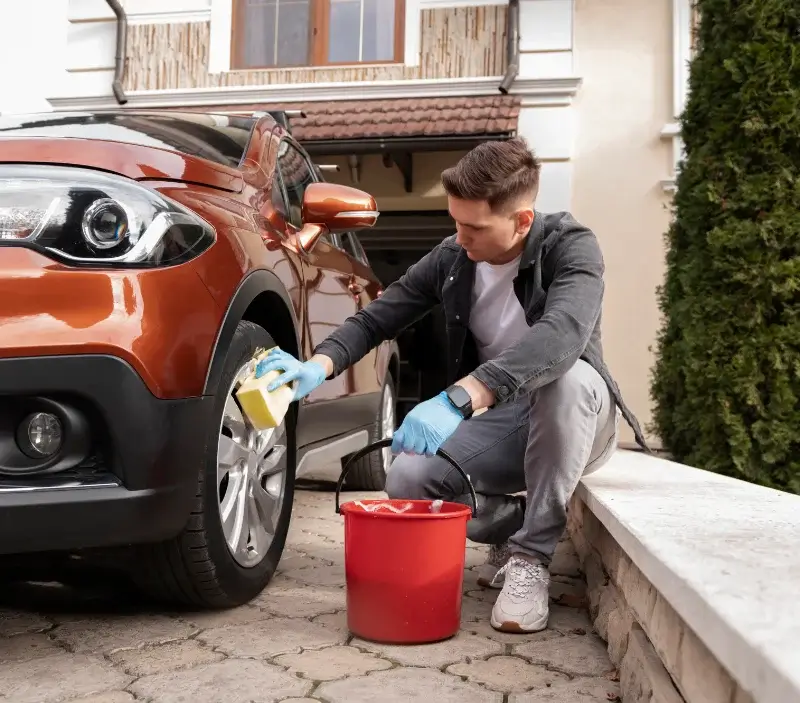 Lavage auto à domicile Le Housseau-Brétignolles : professionnel intervenant sur un véhicule